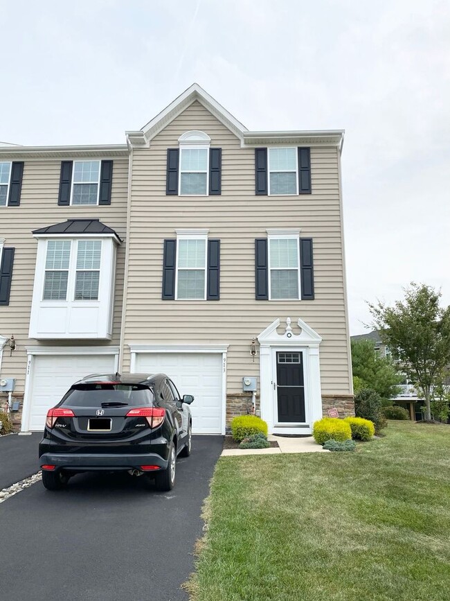 Building Photo - Gorgeous 4-Bed Townhome located in North W...