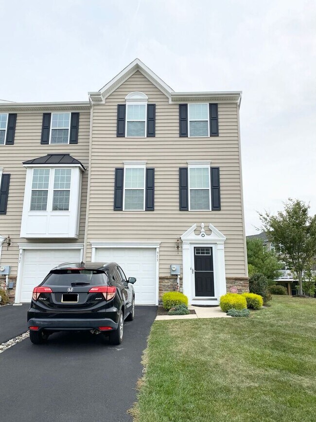 Foto del edificio - Gorgeous 4-Bed Townhome located in North W...