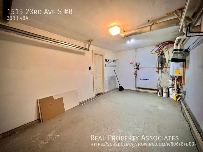 Building Photo - Spacious Townhouse with Yard!