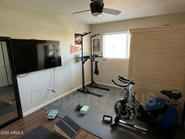 Foto del edificio - 8123 E Mitchell Dr