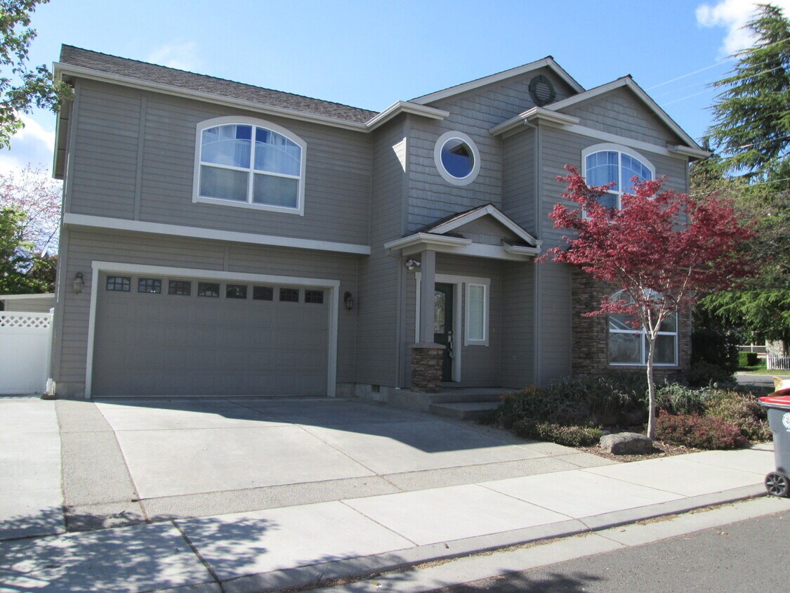 Foto principal - Beautiful 2 Story Home 3 Bdm/2.5 Bath in Q...