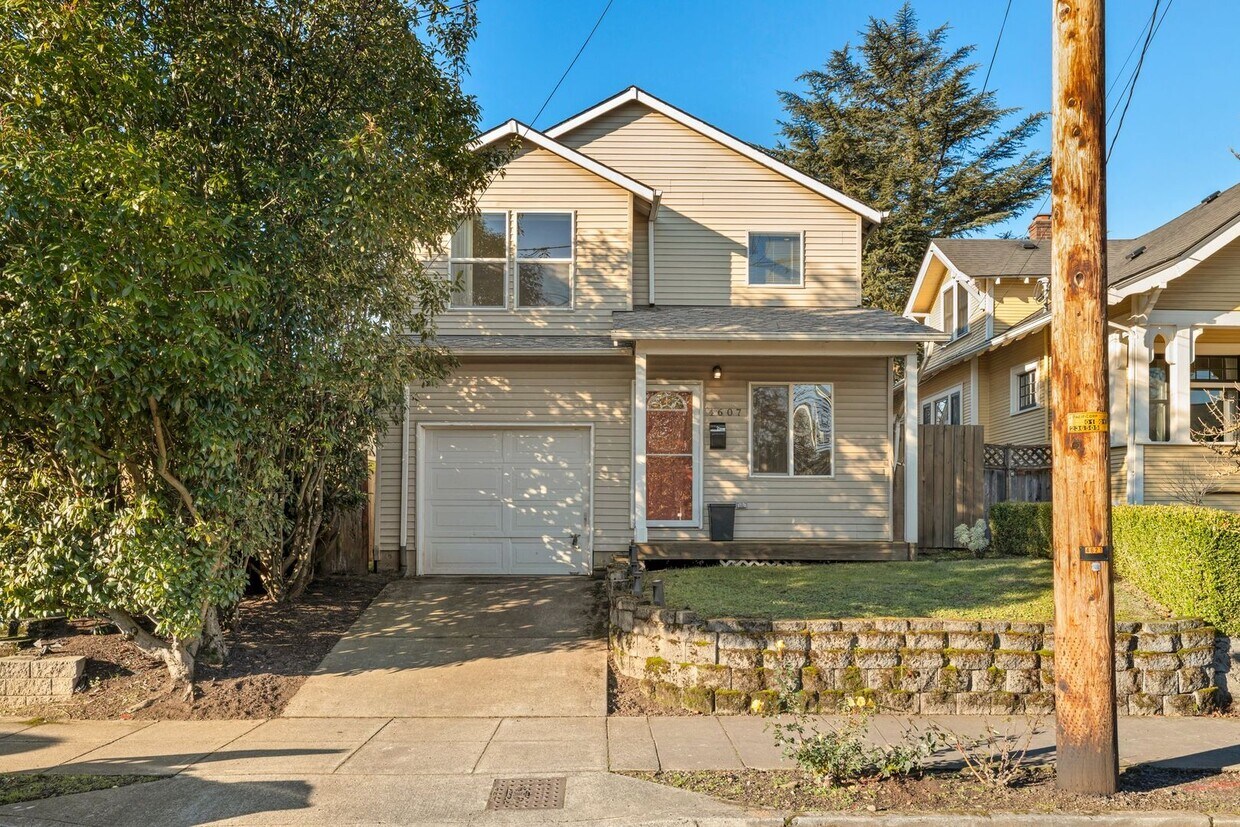 Foto principal - 3 Bedroom 2.5 Bath 2 Level w/ attached Gar...