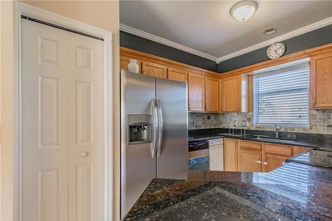 Building Photo - Magnificent Country Chase Townhome