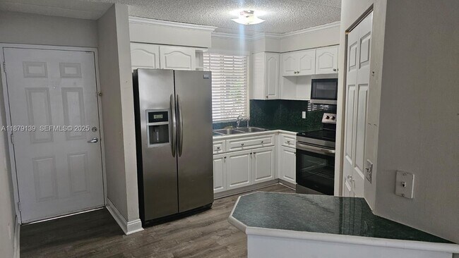 Foto del edificio - 6115 NW 186th St