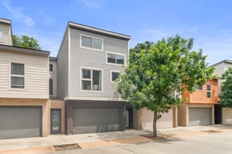 Building Photo - 212 Highland Oaks Ln