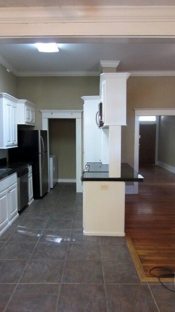 Building Photo - 851 Madison St