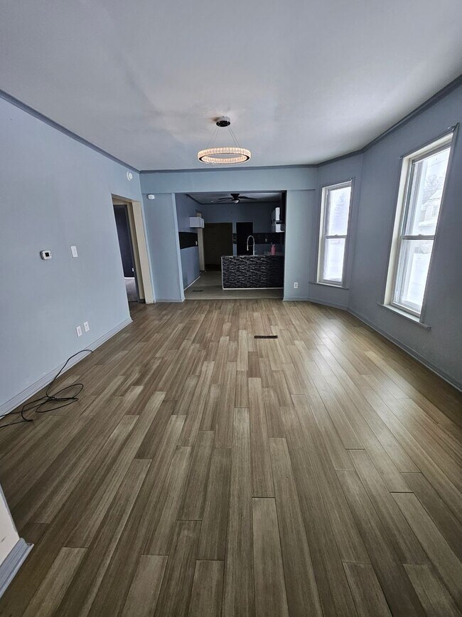 Foto del edificio - Lower 3 bedroom east side