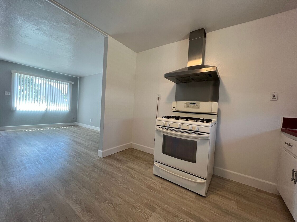 Foto principal - 2 Bed 1 Bath, 1 Car garage and W/D Hookups!