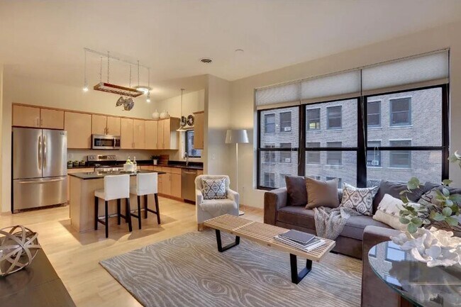 Foto del edificio - Absolutely Gorgeous 2 BR, 2 BA Condo Just ...