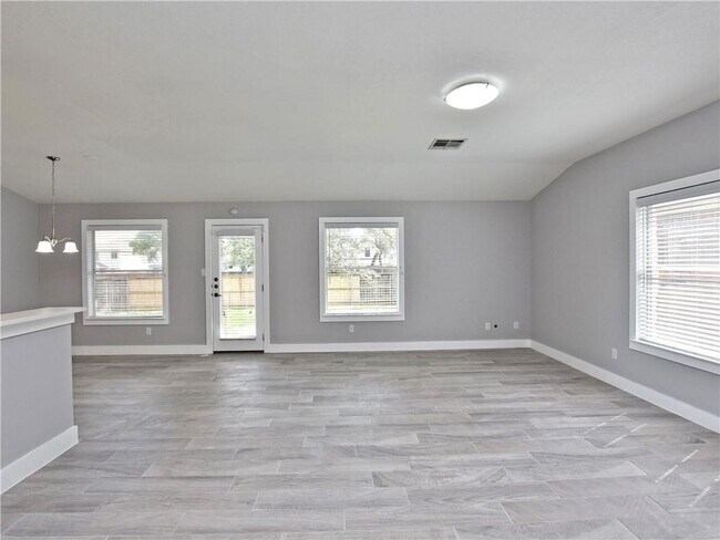 Building Photo - 1004 Bordeaux Dr
