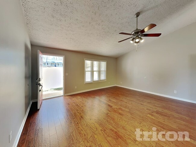 Building Photo - 414 River Point Dr