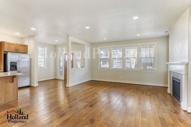 Foto del edificio - Charming 4-Bedroom Hillsboro Home with Attached Garage and Brand New Carpets!