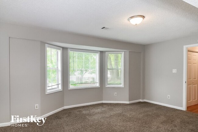 Building Photo - 860 Green Forest Dr