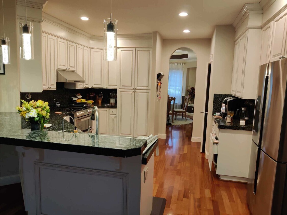 Primary Photo - 1292 E Lucas St