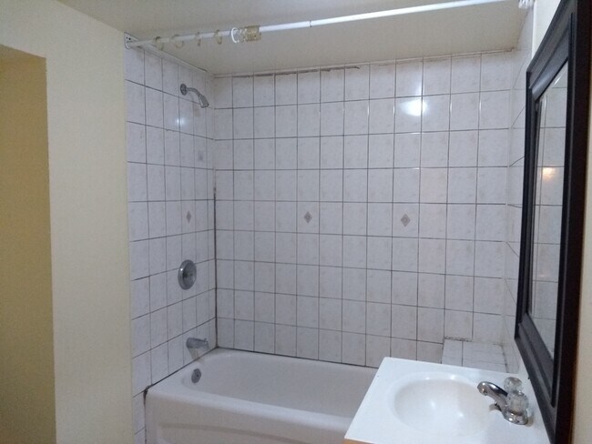 Building Photo - 72 Featherstone Av