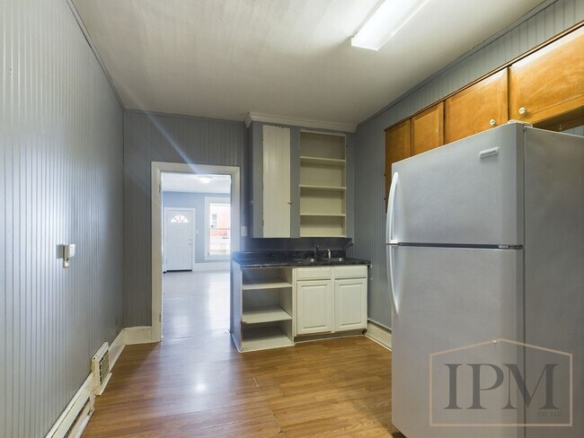Building Photo - Spacious 3 Bedroom Home located in Red Lio...
