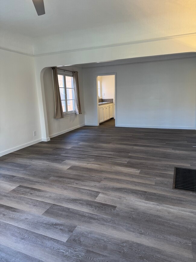 Fotografía del edificio - 1221 Stearns Dr