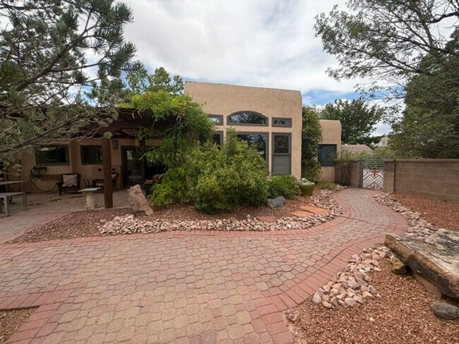Foto del edificio - 6105 Carousal Ave NW