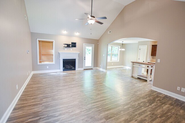 Building Photo - Pet Friendly Three Bedroom!