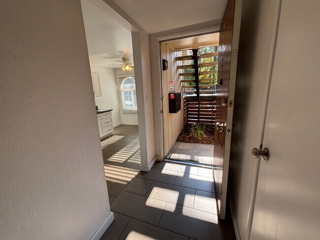 Building Photo - Cute Midtown Unit!