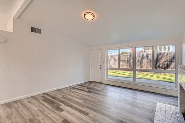 Building Photo - 1517 32nd Ave, Sacramento, CA, 95822