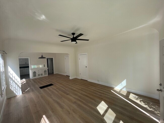 Building Photo - 2047 S Harcourt Ave