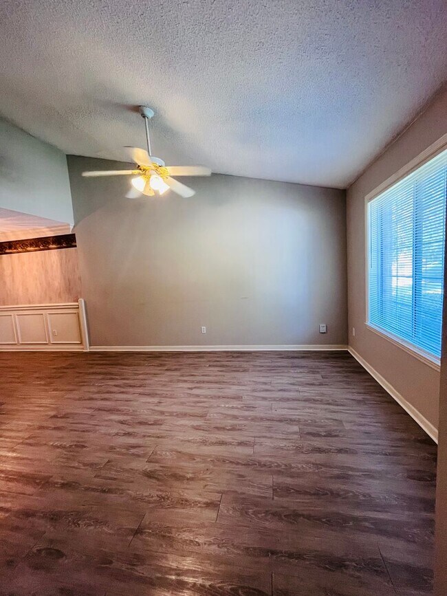 Foto del edificio - 3 BR/ 2 BA townhome located in Lakeshore E...