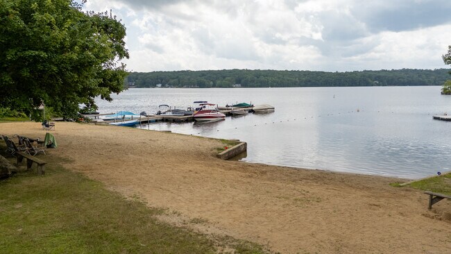 Foto del edificio - 114 Lakeside Dr