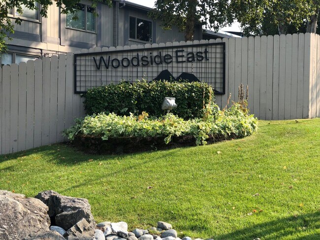 Building Photo - Large 3 Bedroom Townhouse - New Carpet! 2 ...