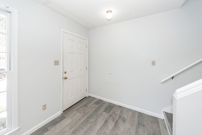 Building Photo - 2 Bedroom, 1.5 Bathroom Townhome - Summerville