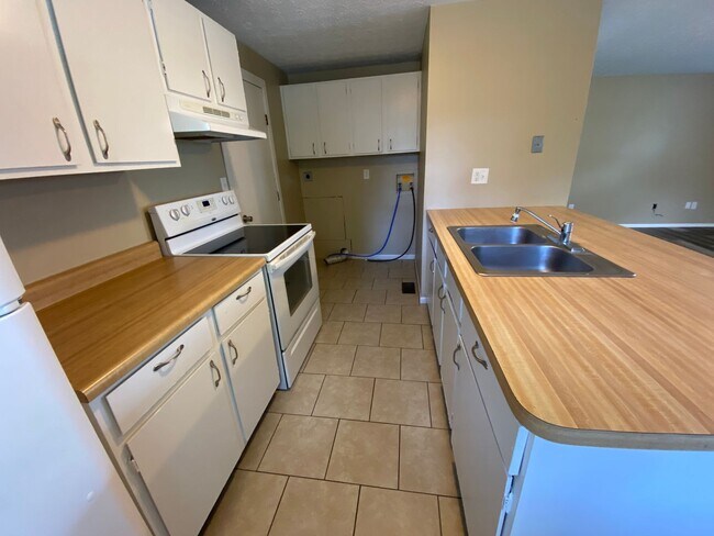 Building Photo - 2 Bed 1 Bath