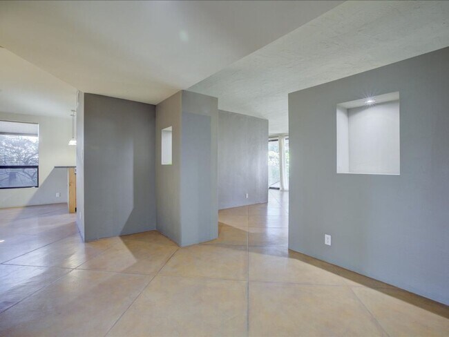 Foto del edificio - Stunning 4-Bedroom Home with Open Layout & Large Backyard!