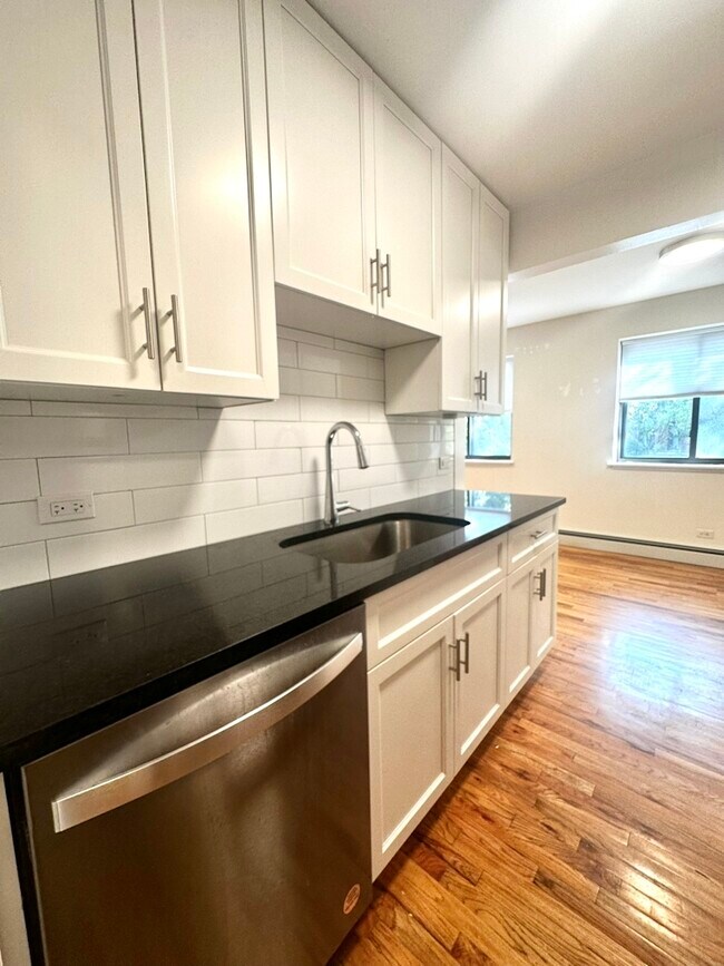 Building Photo - 6954 N Sheridan Rd