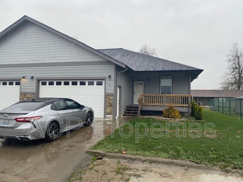 110 W 3rd St Unit B, Everson, WA 98247 Condo for Rent in Everson, WA