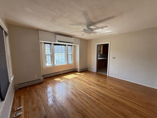 Foto del edificio - Three bedrooms, one bathroom, pet friendly, one car detached garage!