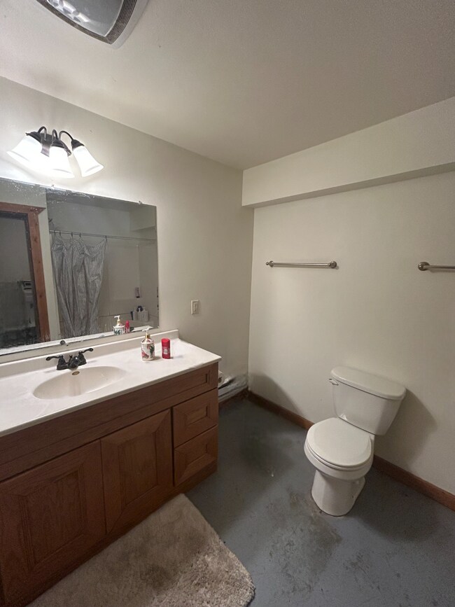 Foto del edificio - 8 Bed 3 Bath close to UWEC!
