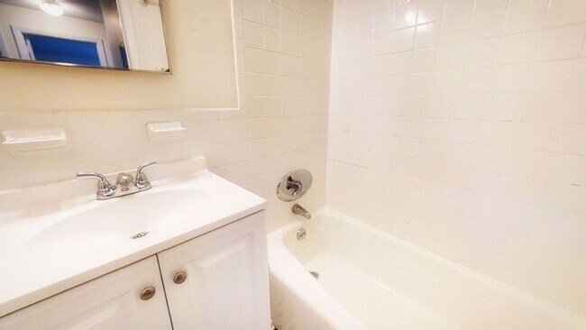 Foto del edificio - 1-Bed  w/ h & hw