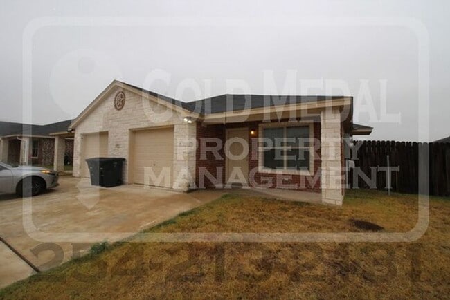 Building Photo - Conveniently Located 3-bed, 2-bath duplex now available for rent!