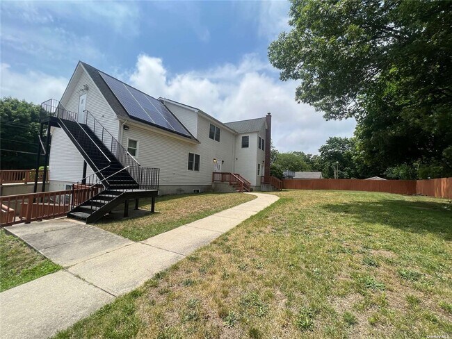Building Photo - 576 Granny Rd