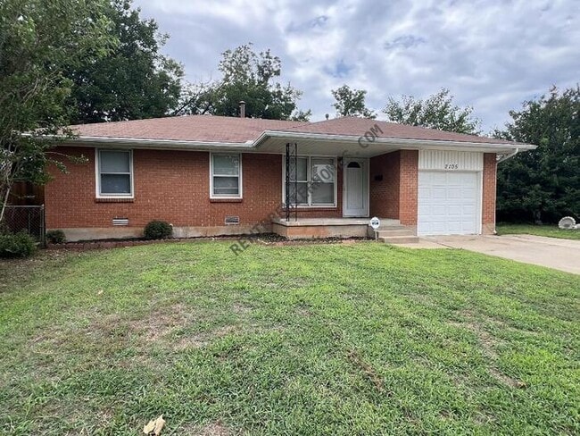 Photo - 2105 Maple Dr House