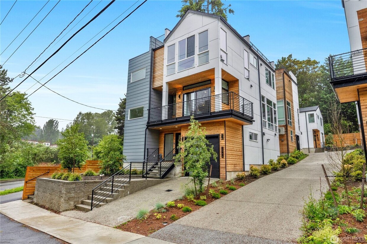 Foto principal - Commuter Dream Location - Almost New 4 Bed...