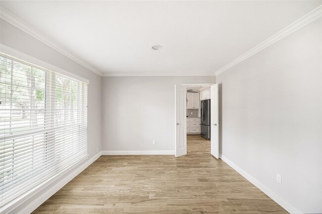 Building Photo - 16215 Shrewsbury Cir