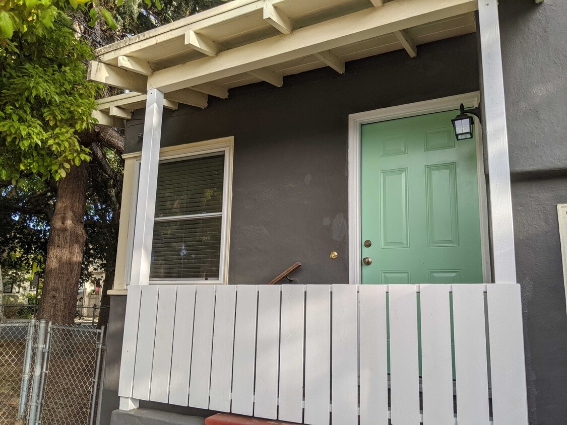 Primary Photo - 1658 Julia St