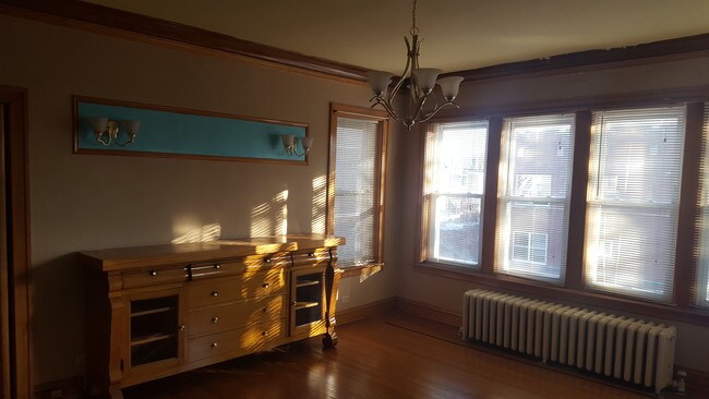 Dinning Rm - 8057 S Sangamon St