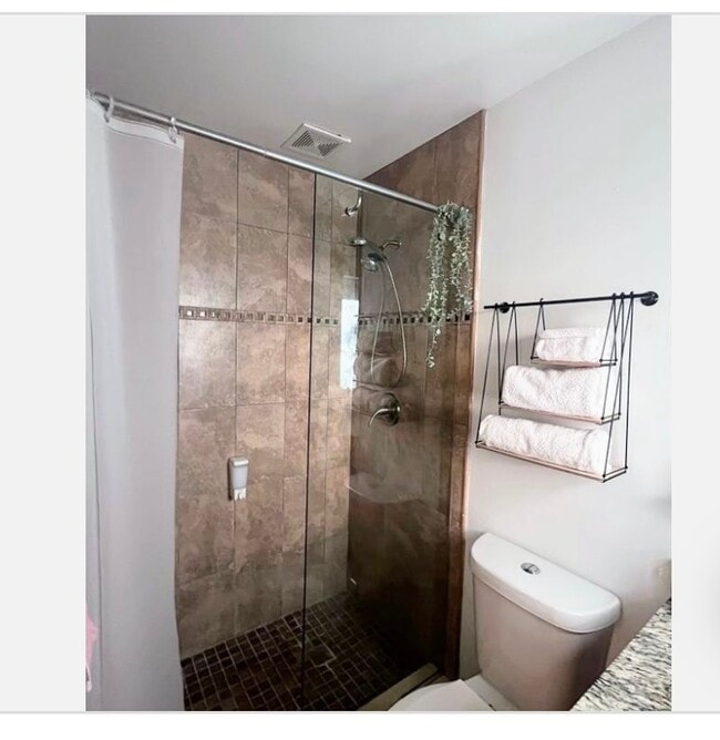 Master bath - 100 NW 32nd Ave