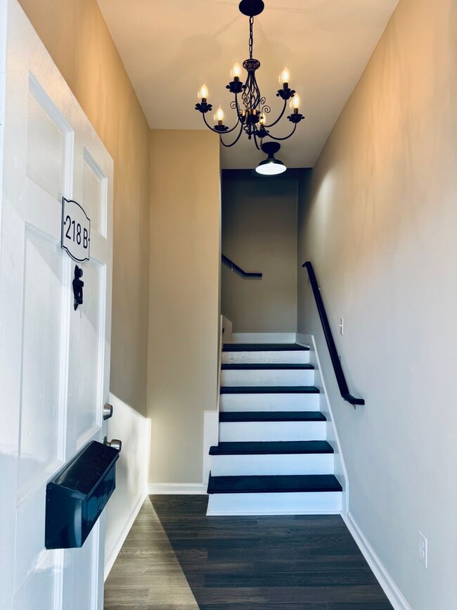 Building Photo - 218 College St