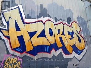 Building Photo - 866 College St