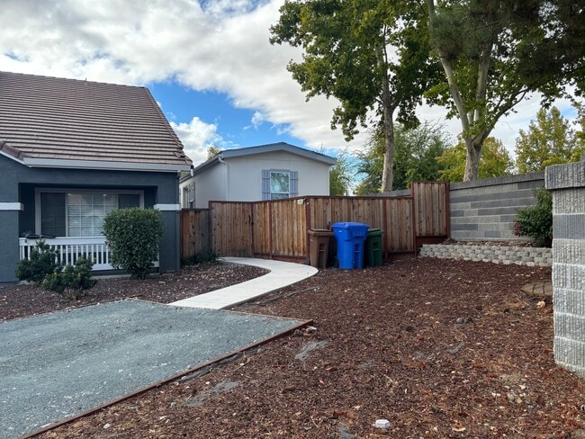 Building Photo - Terrific detached 2/2 Unit with full Priva...