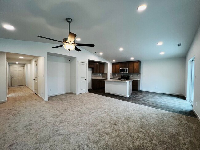 Foto del edificio - Non-Refundable & Security Deposit Total: $...