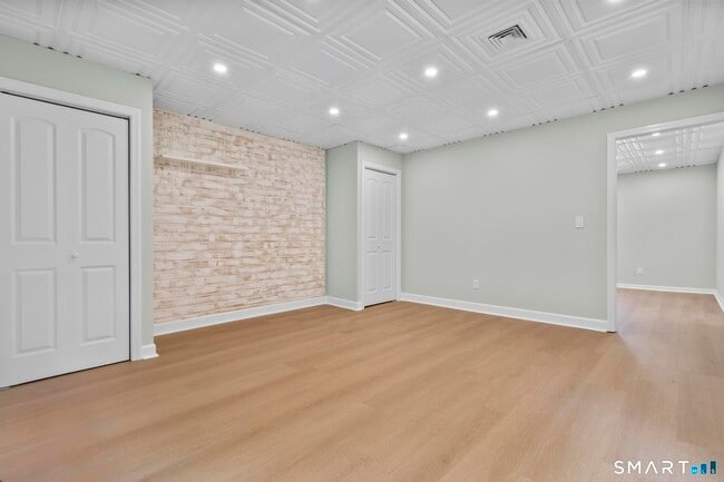Building Photo - 184 Maple St